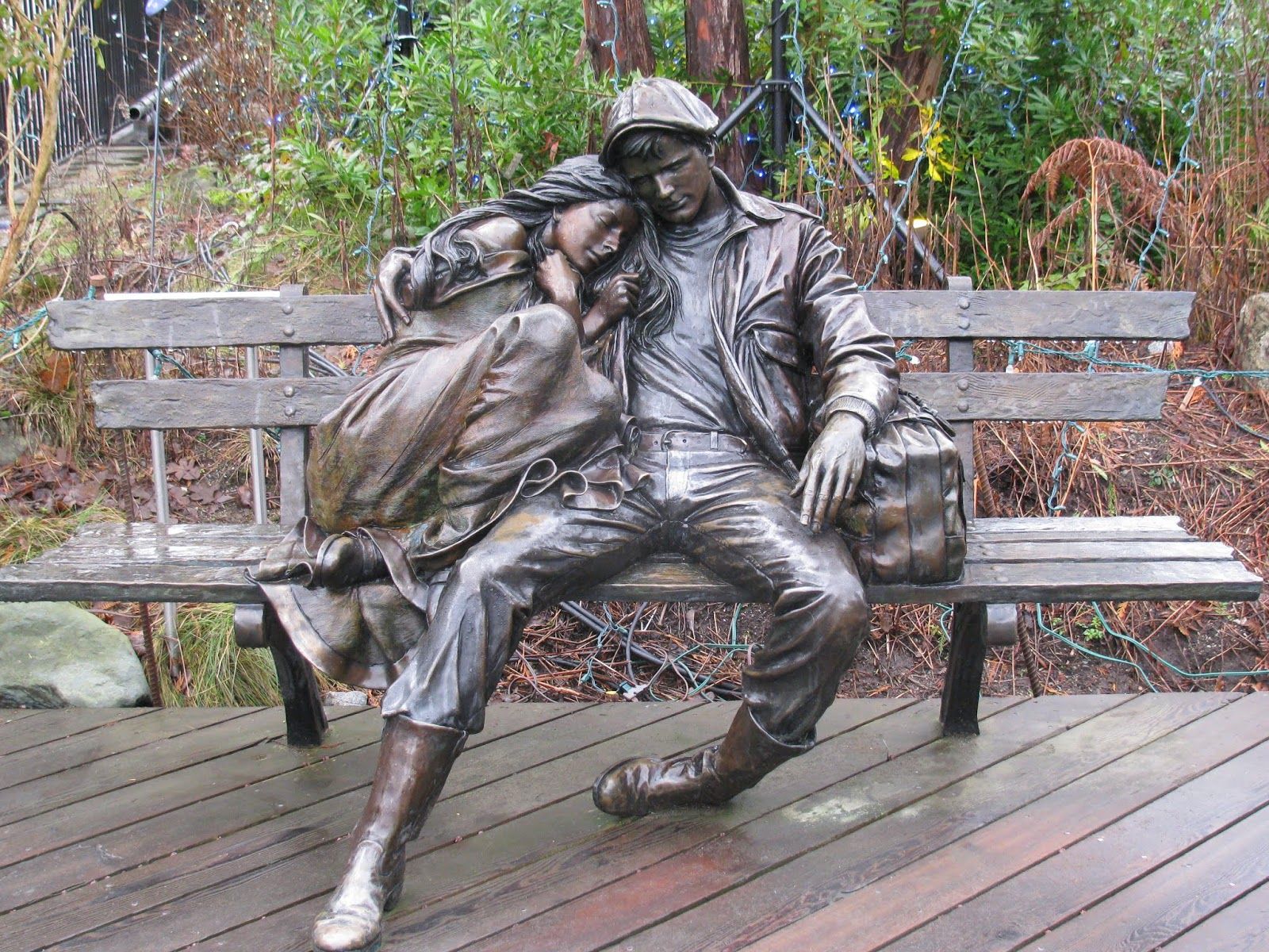 Best selling outdoor man and woman bronze sculpture decoration