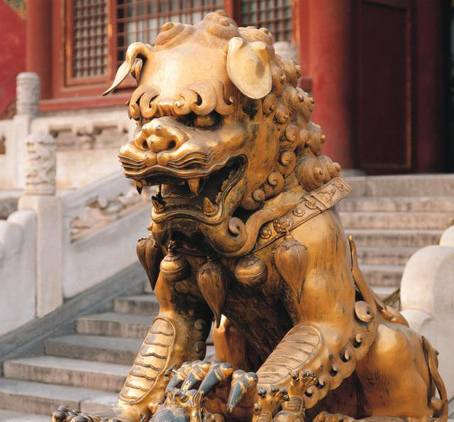 The bronze lion in front of the gate of Qianqing