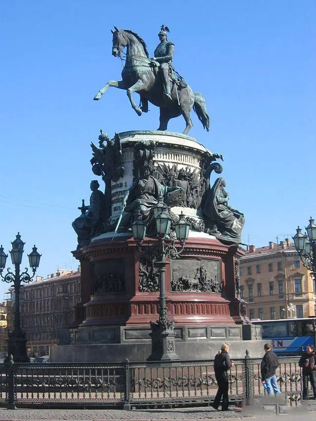 Horse statue with two hoofs vacated