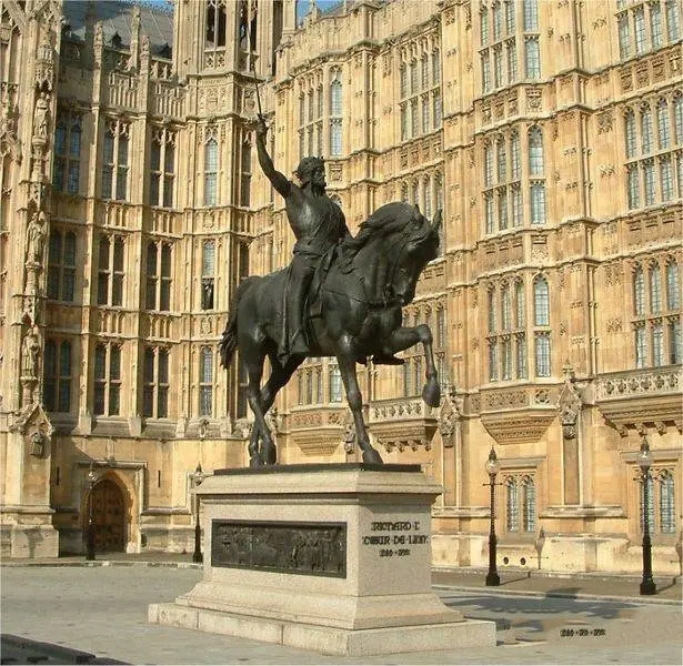 Horse statue raising a hoof