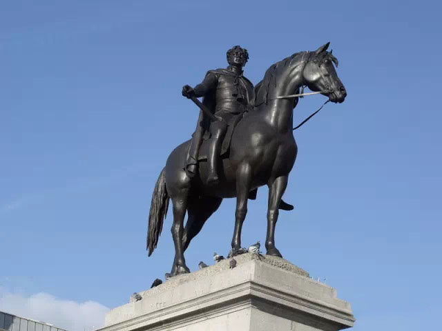 Horse statue with four hooves on the ground