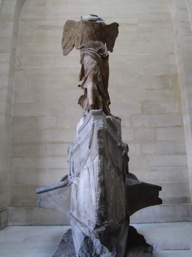 headless victory statue