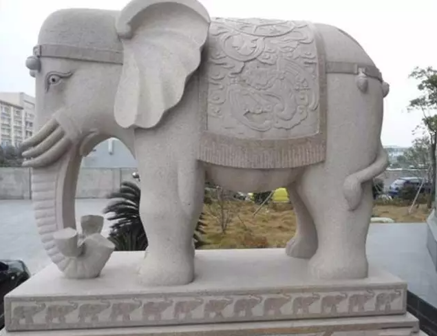 Sculpture of elephant with nose down