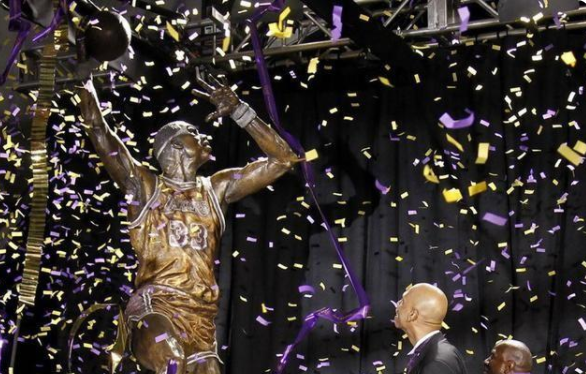 Kareem Abdul-Jabbar statue