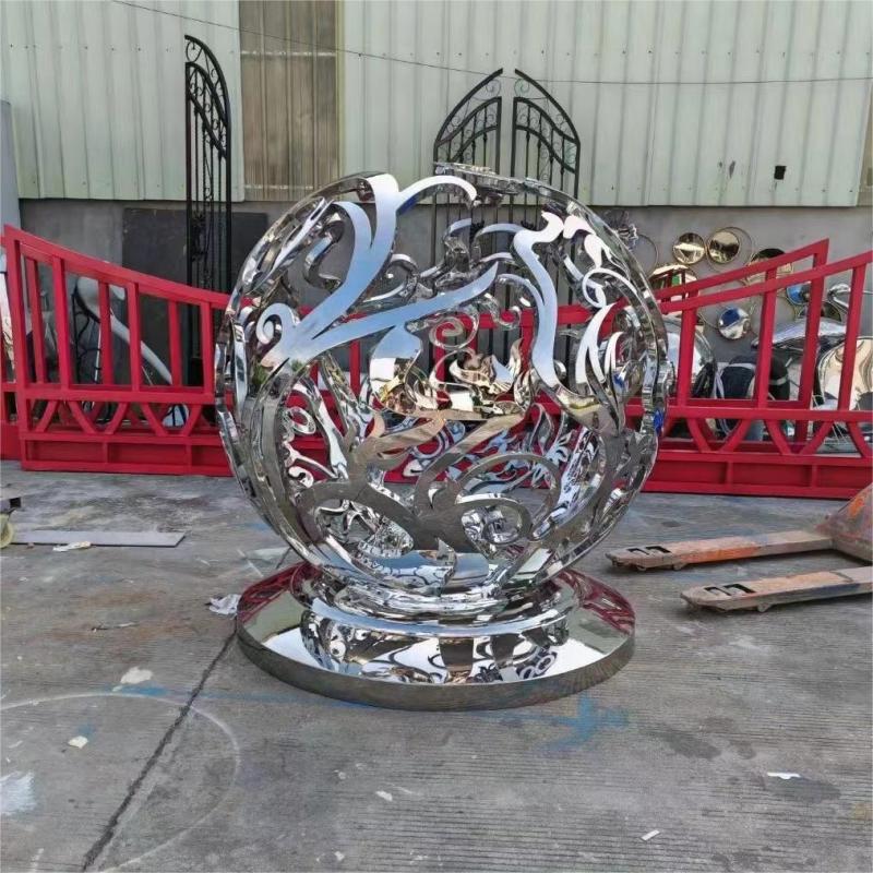 Stainless steel Sculpture: Evolution from Industrial material to Artistic Expression