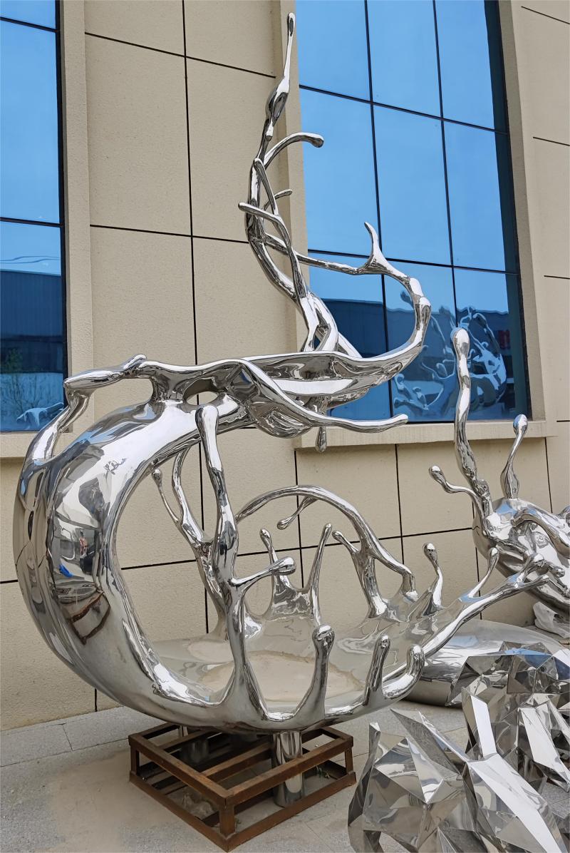 Stainless steel Sculpture: Evolution from Industrial material to Artistic Expression