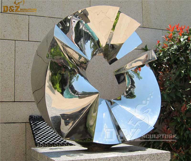 Application of large art circle sculptures in different occasions and environments