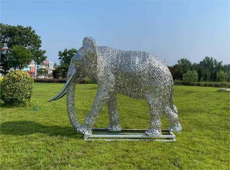 Large animal sculptures: artistic treasures of urban landscapes