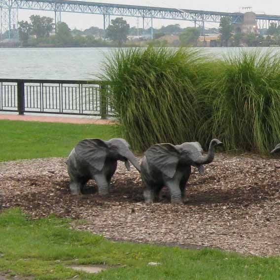 Outdoor grass bronze elephant mom and kids family sculpture