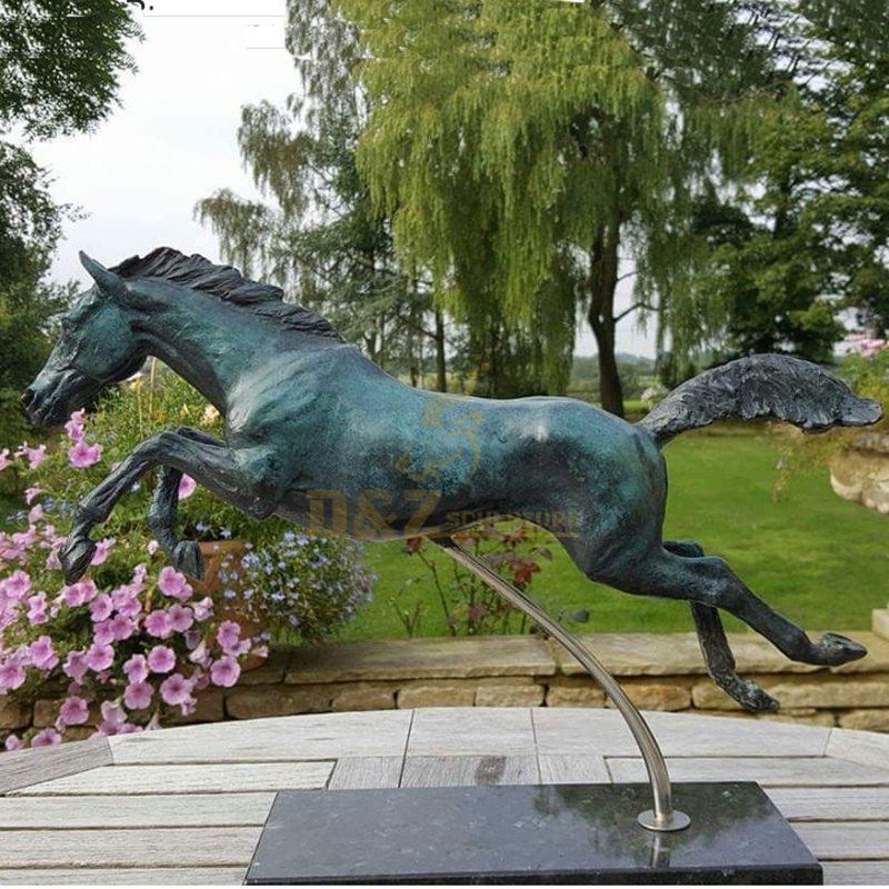 Antique style golden smooth walking horse statue