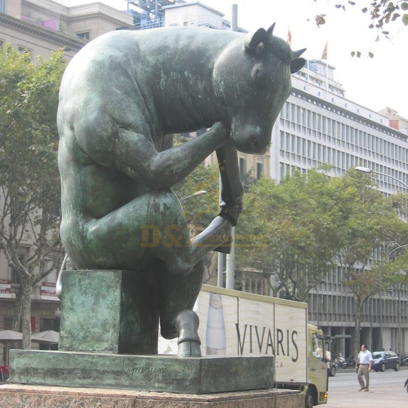 Head down thinking outdoor large bronze bull sculpture artwork