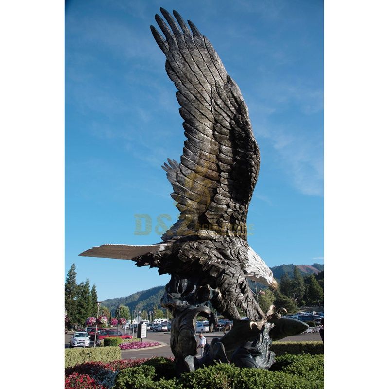 Casting carving large flying eagle bronze hawk sculpture