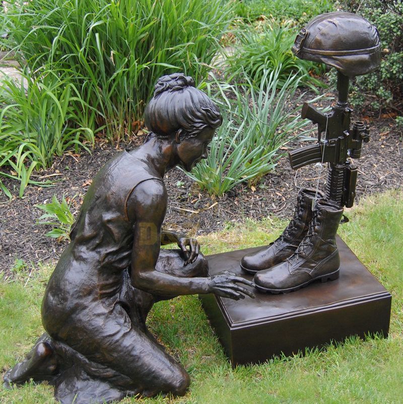 Cast bronze hot sell woman bowing down to fallen soldier battle cross statue