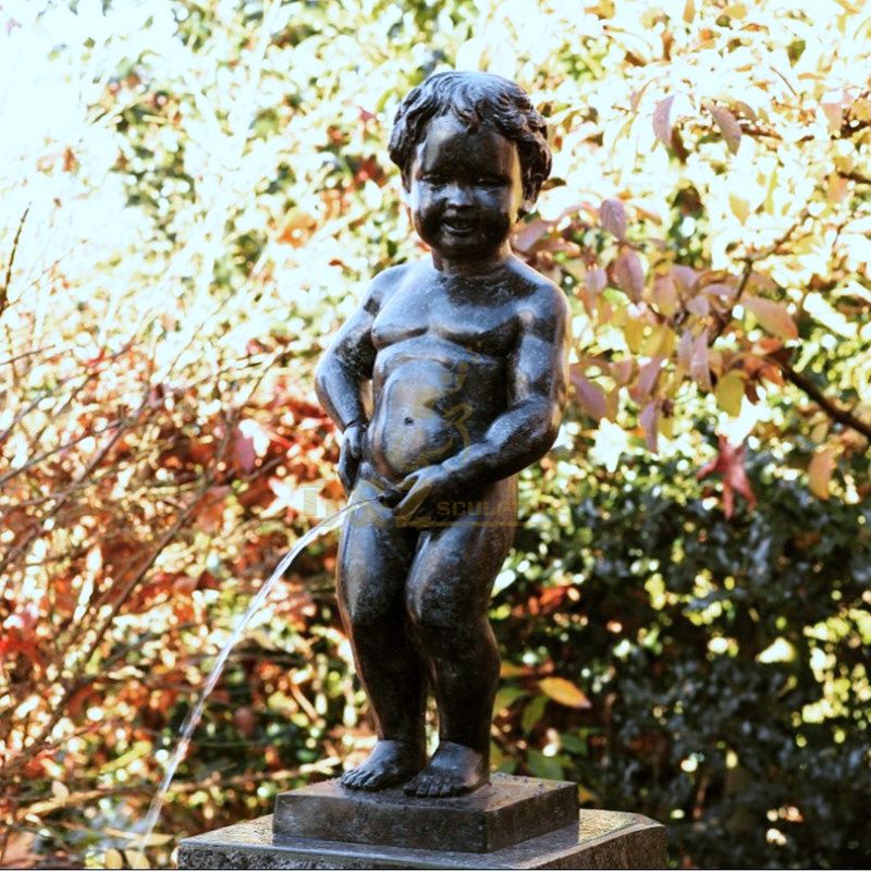 Water fountain decoration life size bronze peeing boy statue for sale