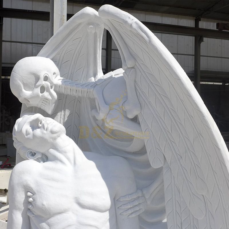 kiss of death statue