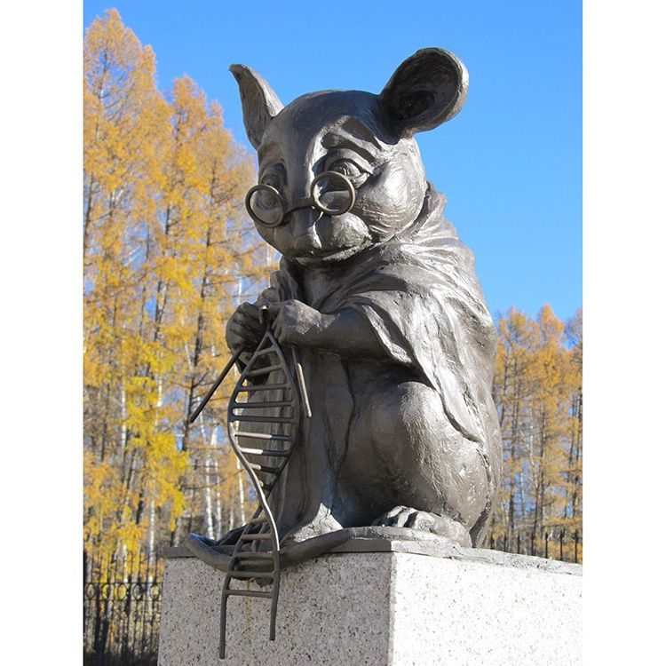 Outdoor famous bronze mouse knitting dna statue replica for sale