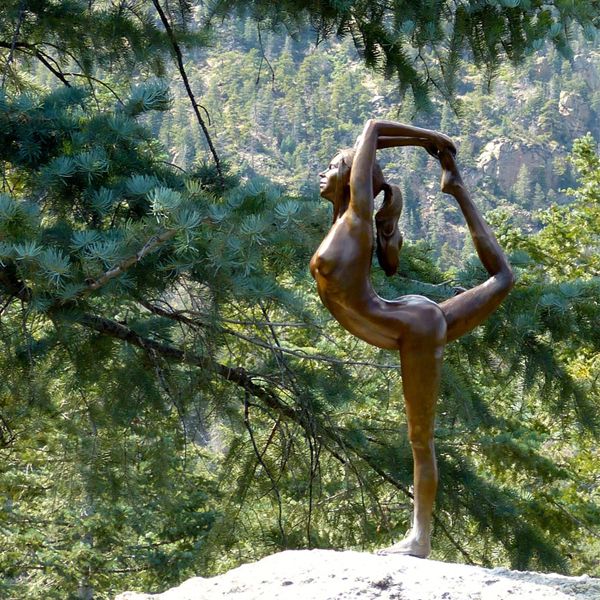 Customized outdoor bronze yoga woman statue