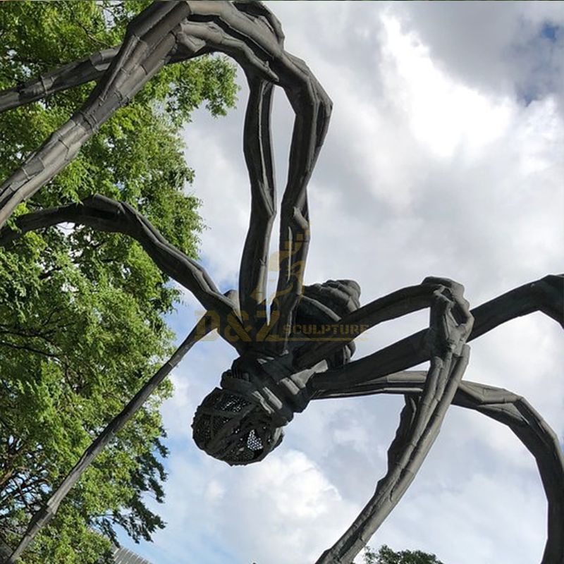 maman statue