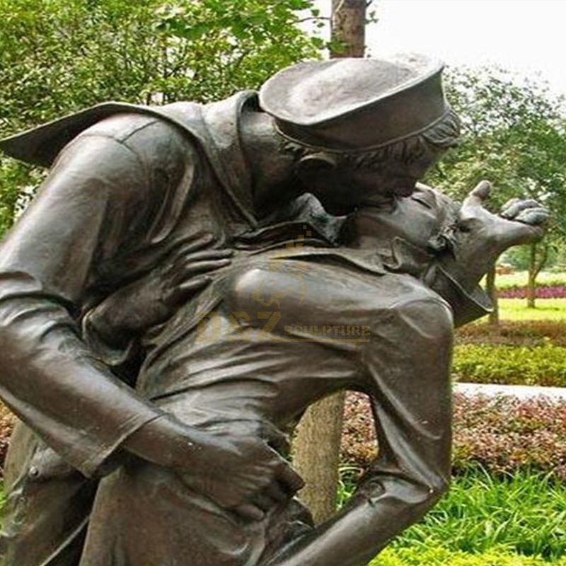 the kissing sailor statue