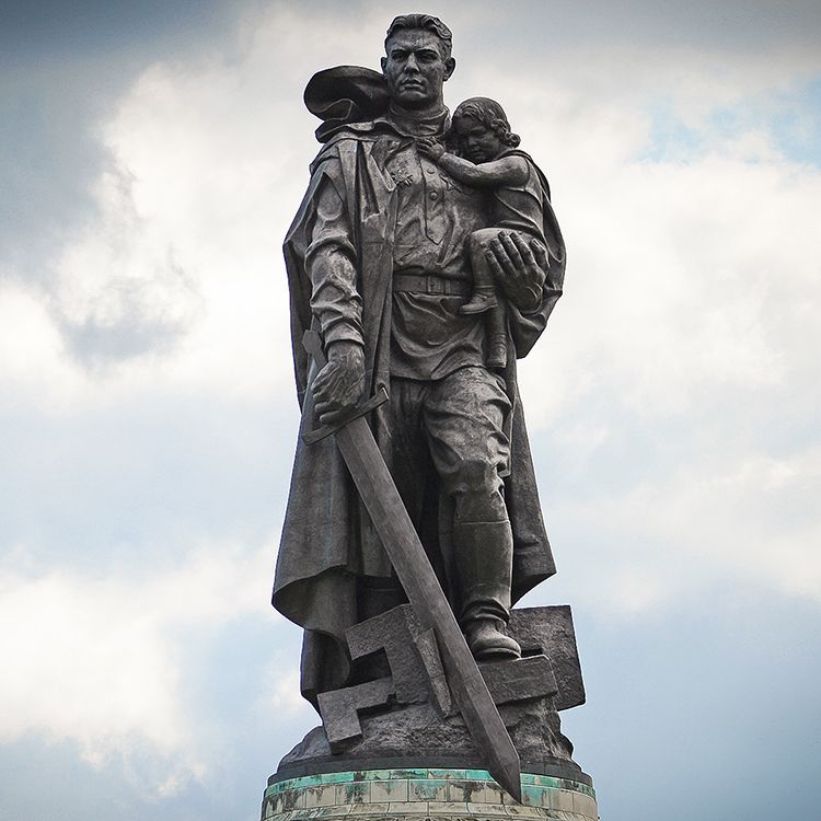 Treptower Park in Berlin bronze soldier and little girl sculpture