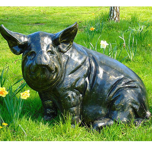 pig statue