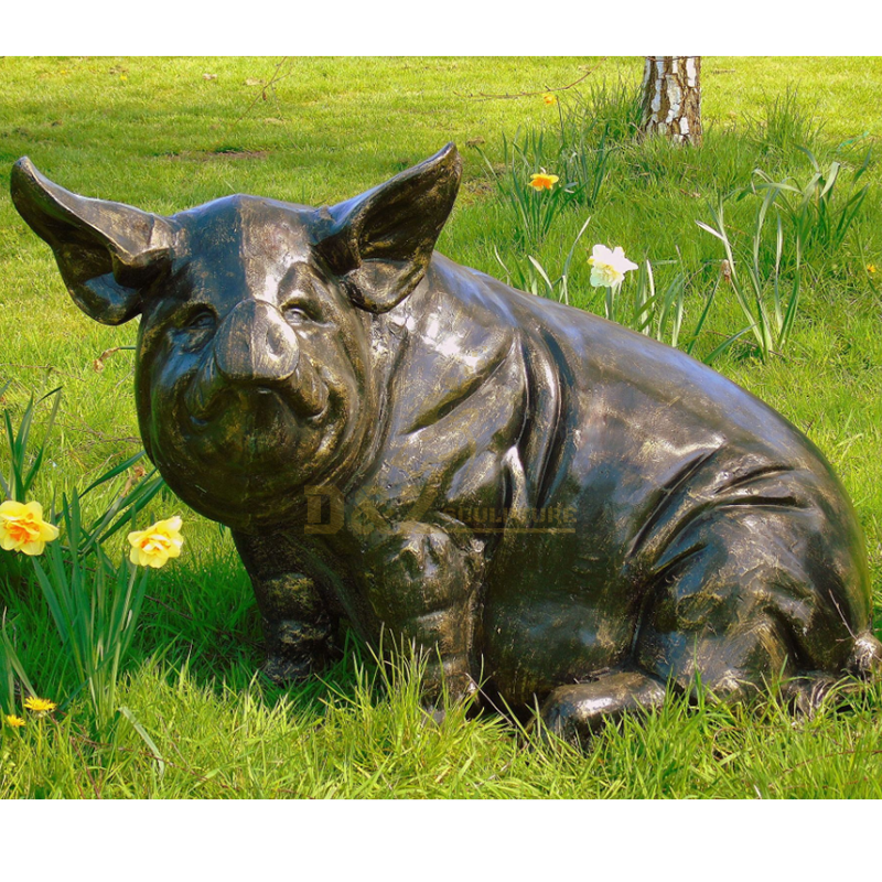 Hot selling high-quality sitting pig statue for garden