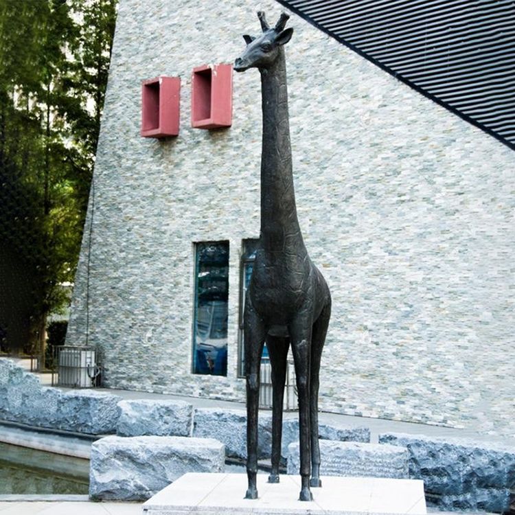 Outdoor life size metal giraffe garden statue for sale