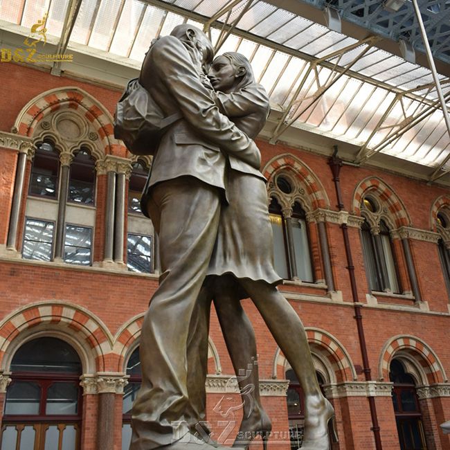 Loving Couples Man and Woman Embracing Statue