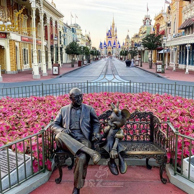 Roy and Minnie sharing the magic statue
