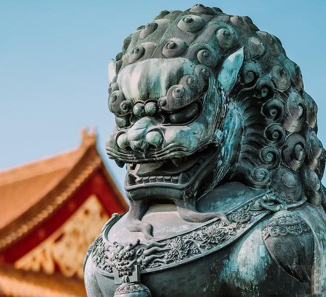 What do Chinese guardian lions symbolize?