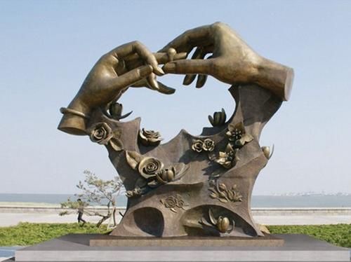 What are the types of landscape sculptures?