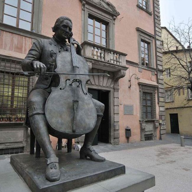 Statue of cellist Luigi Boccherini