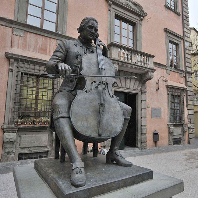 statue of cellist