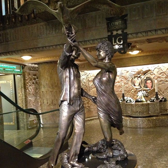 harrods statue of dodi and diana