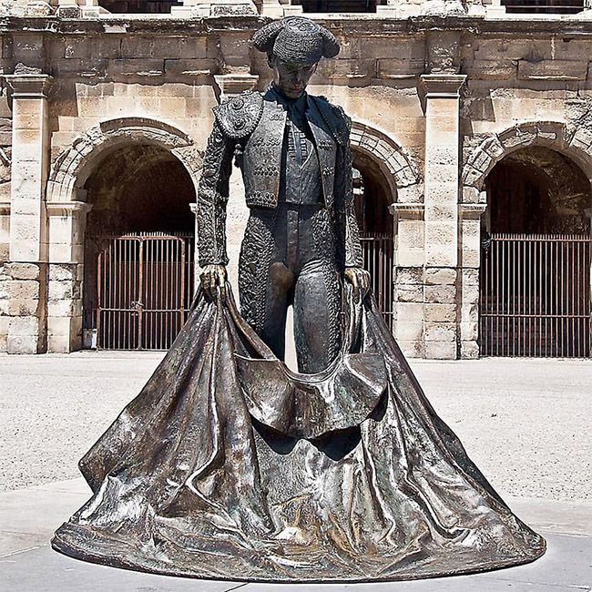 Nimeño II matador statue at Arenes