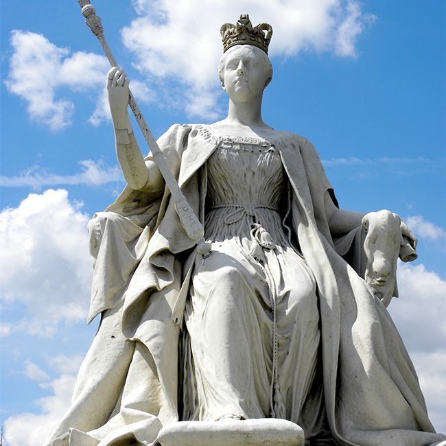 London queen victoria marble statue