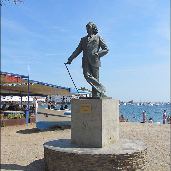 Outdoor bronze figure Salvador Dali statue