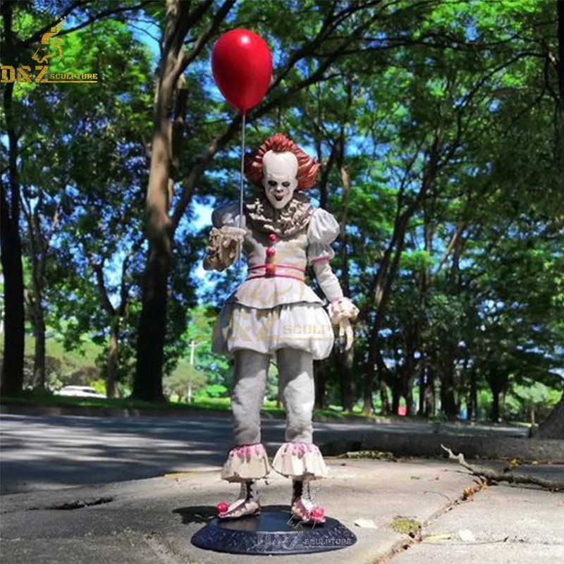 Lifesize scary clown Pennywise Halloween motion statue
