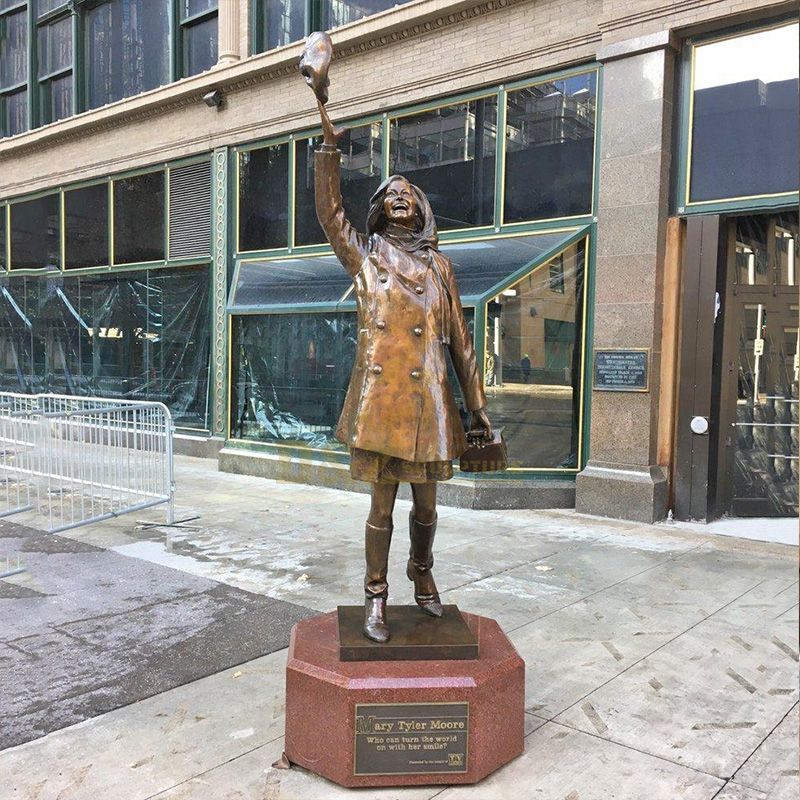 Mary Tyler Moore bronze statue in Minneapolis