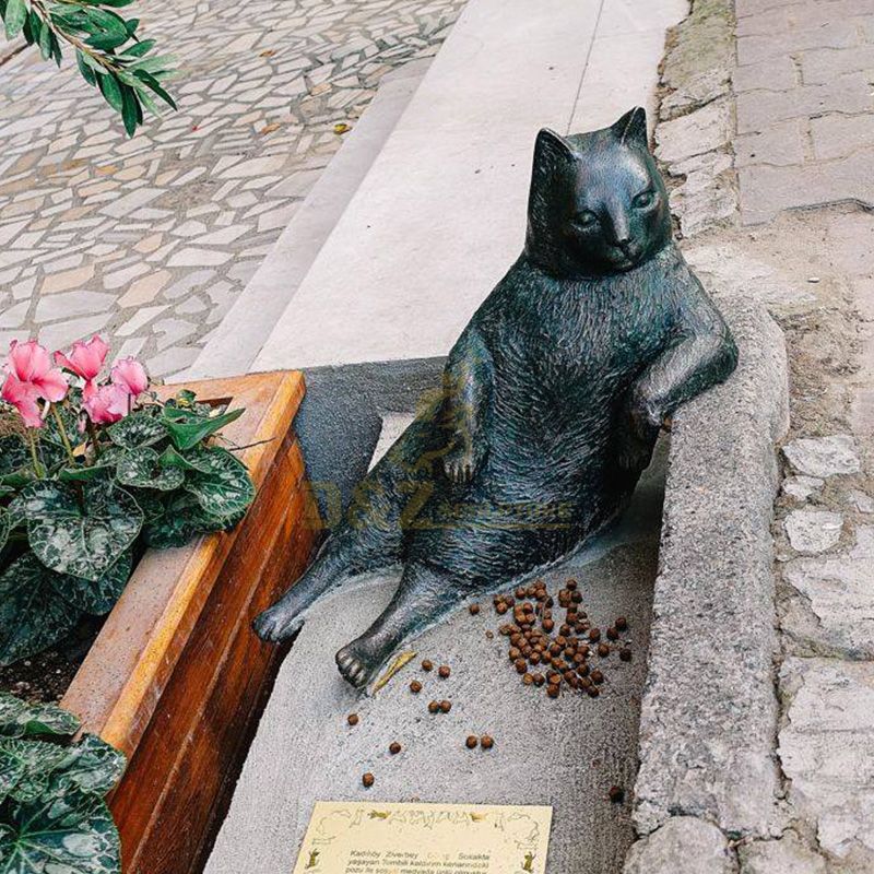 famous cat sculpture