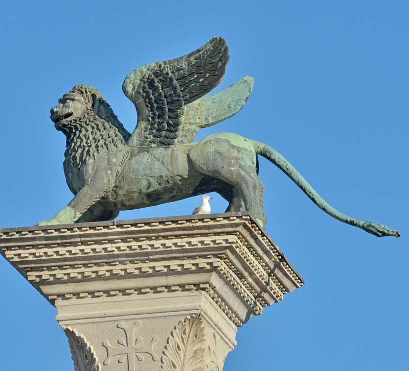 What does the lion with wings symbolize and how to customize?
