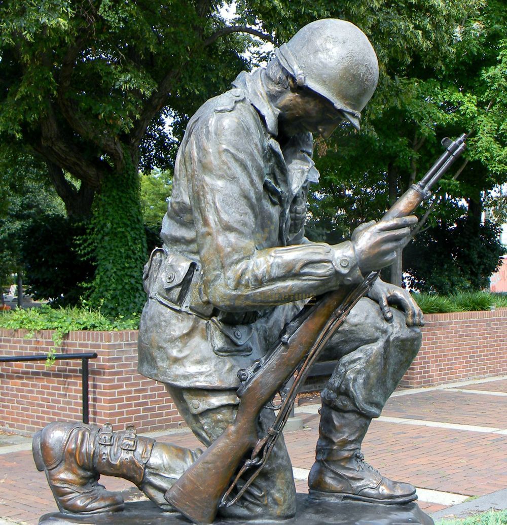 Outdoor kneeling soldier garden statue for sale