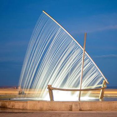 large outdoor water fountain