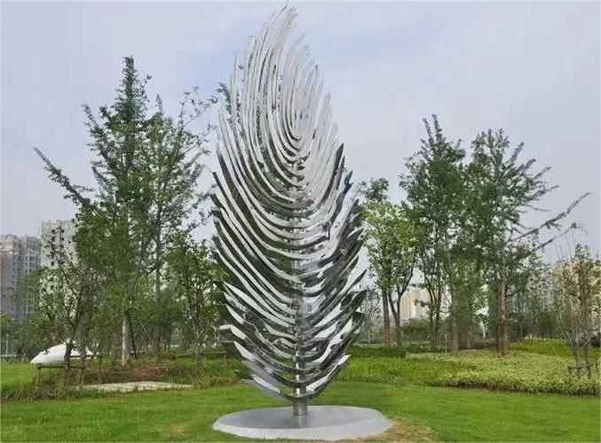 What are the main features of abstract sculpture?