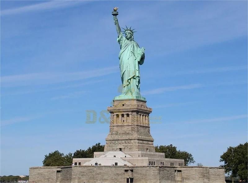 What is the original color of the Statue of Liberty in New York and what does it represent?