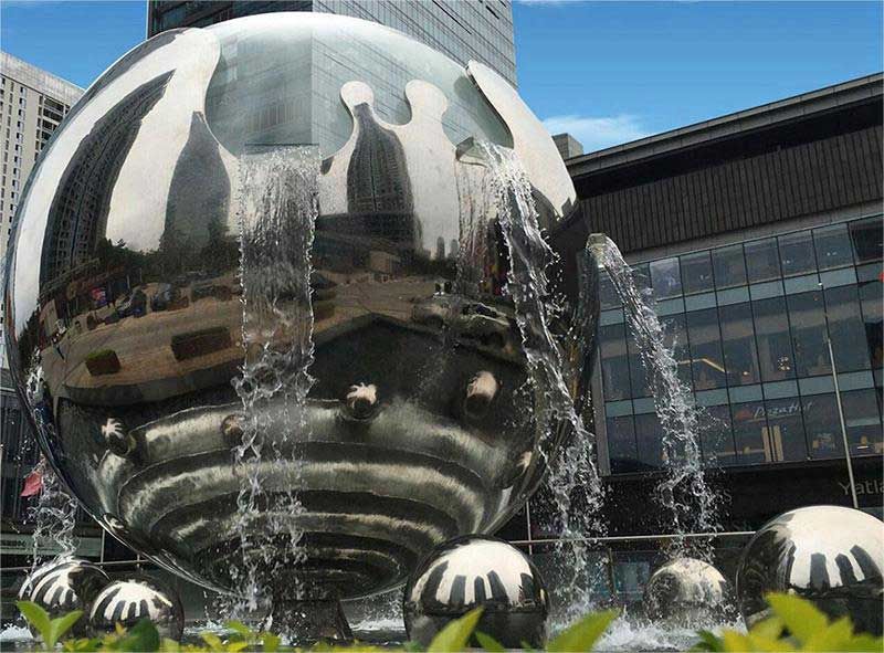 What requirements should urban landscape sculptures meet?