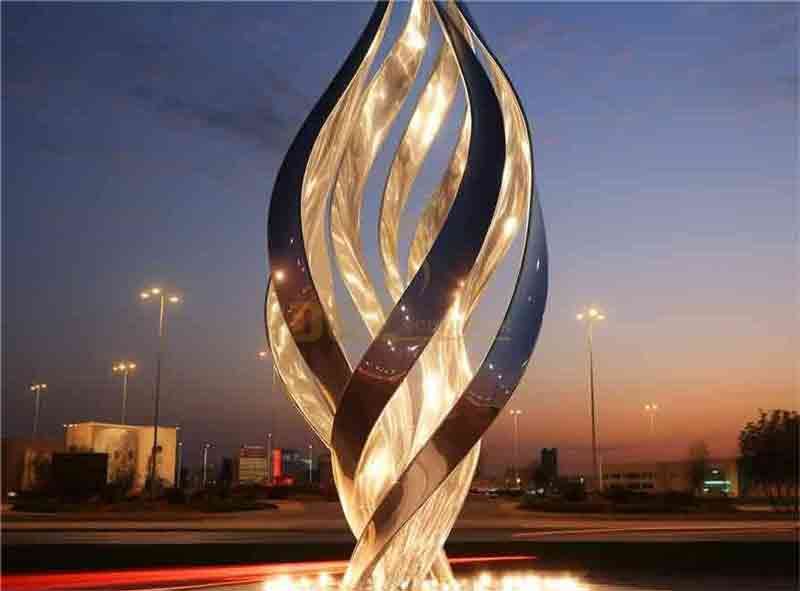 Public sculpture: an artistic journey from abstract to figurative, from large to famous