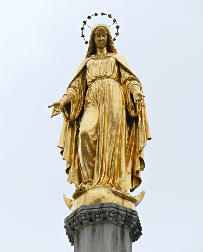 sculpture of jesus