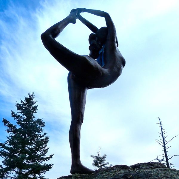 Customized outdoor bronze yoga woman statue