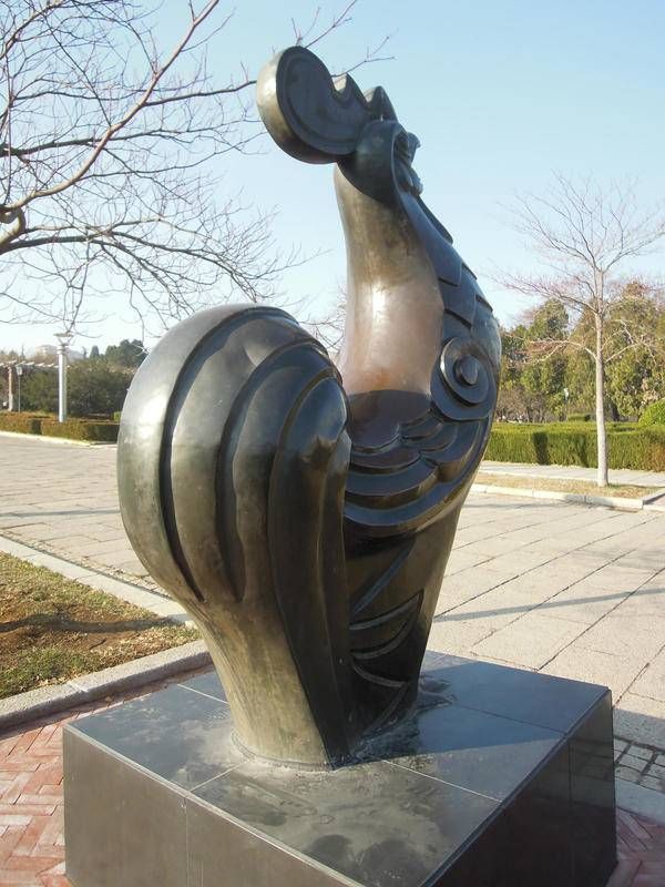 garden chicken statue